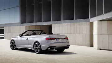 Vista trasera y lateral del Audi A5 Cabriolet, destacando su silueta elegante.