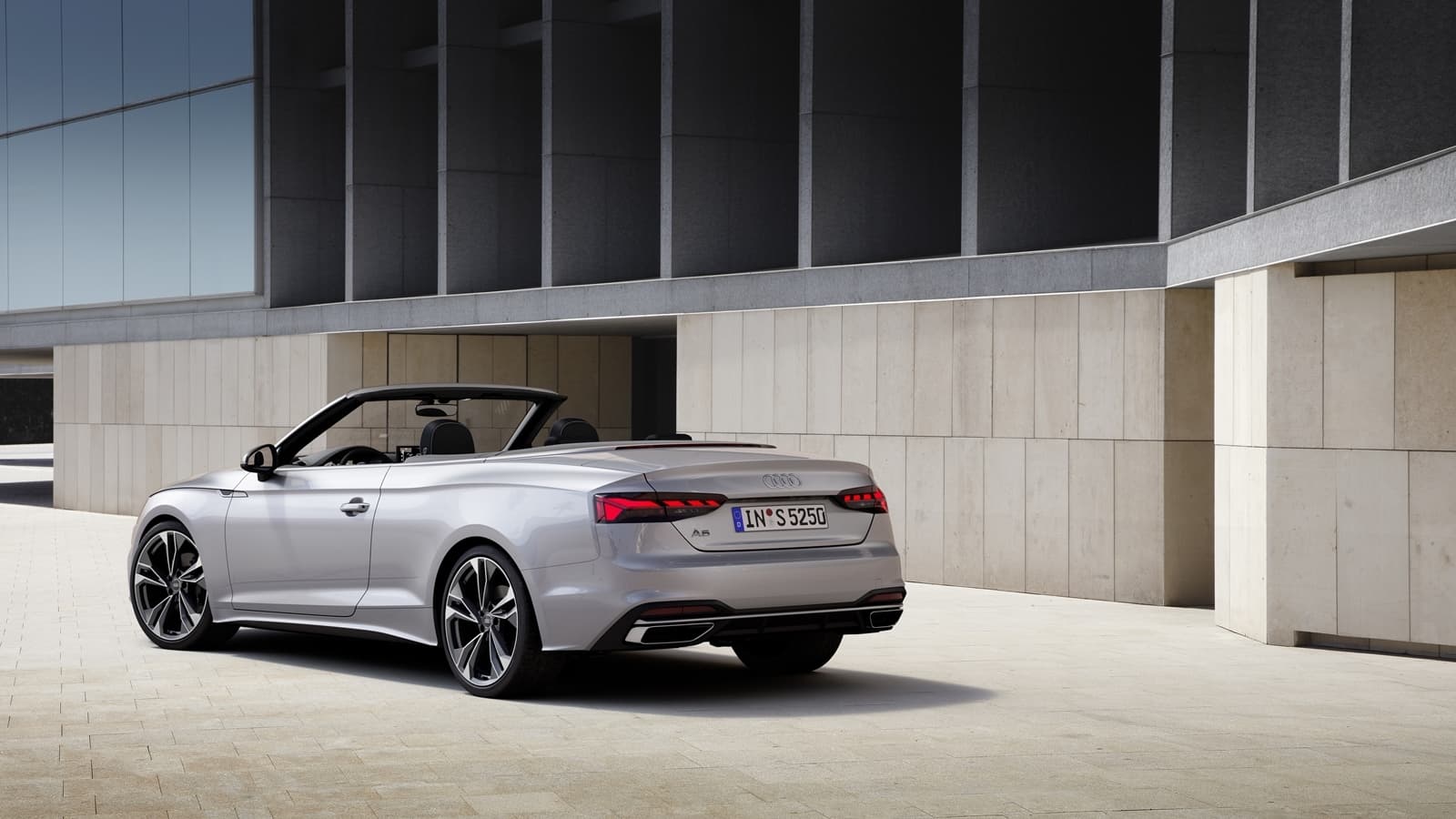 Vista trasera y lateral del Audi A5 Cabriolet, destacando su silueta elegante.