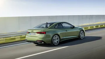 Vista dinámica del Audi A5 Coupé destacando su silueta y diseño trasero.
