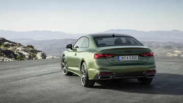 Vista dinámica del Audi A5 Coupé mostrando líneas elegantes y deportivas.