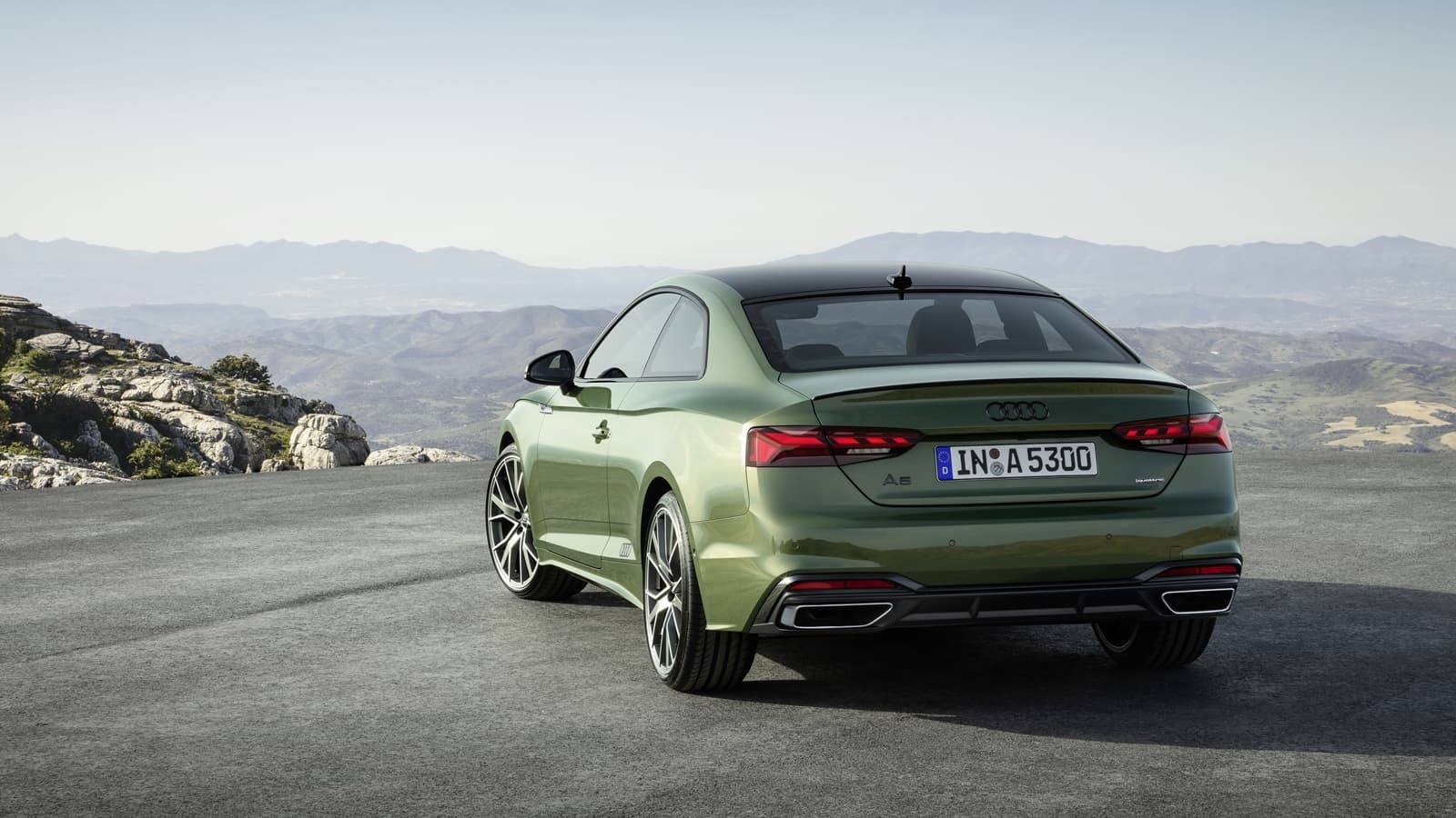 Vista dinámica del Audi A5 Coupé mostrando líneas elegantes y deportivas.