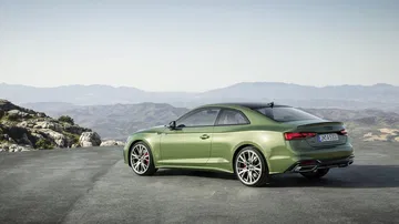 Vista lateral del Audi A5 Coupé mostrando su perfil aerodinámico