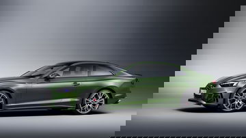Vista lateral del Audi A5 Coupé resalta su diseño elegante y deportivo.