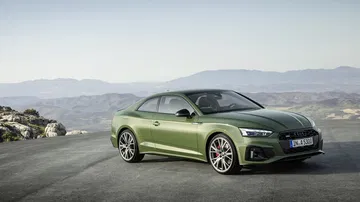 Vista lateral del Audi A5 Coupé resaltando su línea deportiva y elegante.