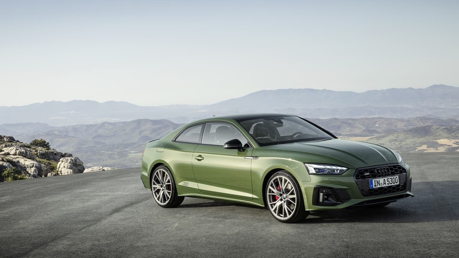 Vista lateral del Audi A5 Coupé resaltando su línea deportiva y elegante.
