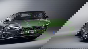 Angulosa perspectiva delantera del Audi A5 que resalta su diseño dinámico.