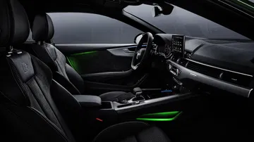 Vista lateral del impecable interior del Audi A5 Coupé.