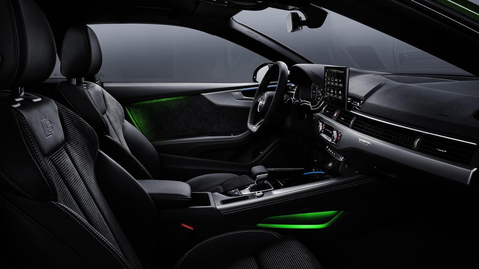 Vista lateral del impecable interior del Audi A5 Coupé.
