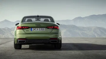 Vista trasera del Audi A5 Coupé destacando su diseño deportivo.
