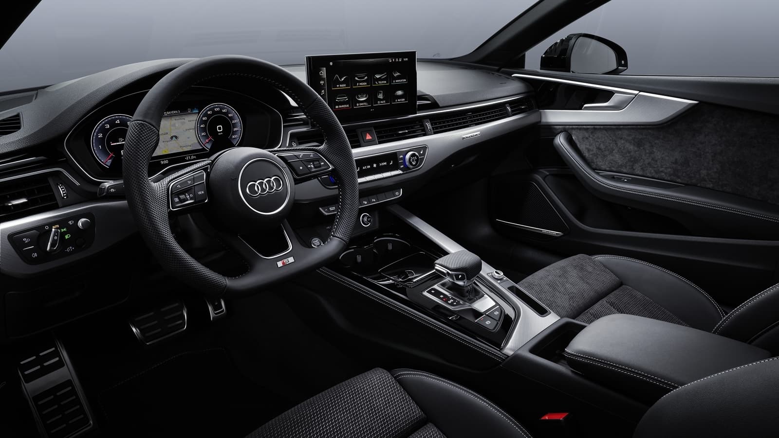 Volante multifunción y pantalla central del Audi A5 Coupé.