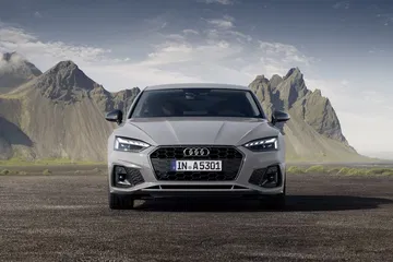 Vista frontal del Audi A5 Sportback revelando su estilizada parrilla Singleframe y faros LED.
