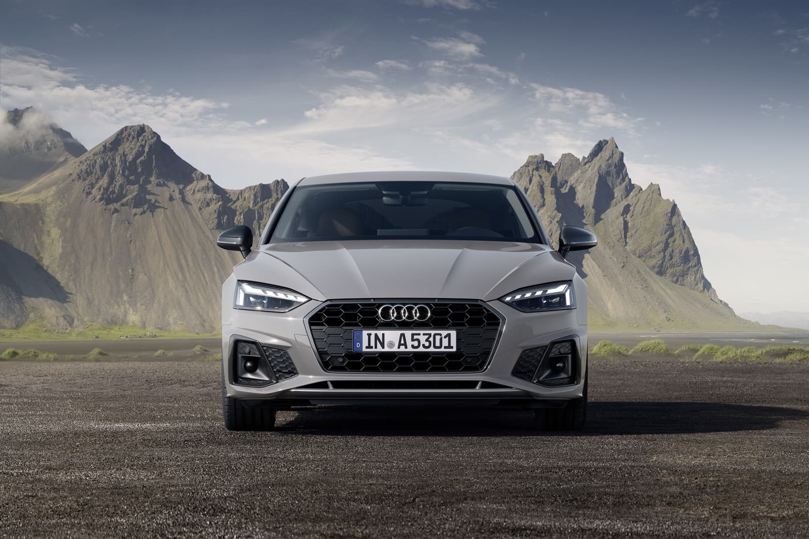 Vista frontal del Audi A5 Sportback revelando su estilizada parrilla Singleframe y faros LED.