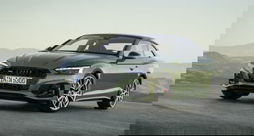 Vista dinámica del Audi A5 destacando su diseño lateral y frontal.
