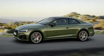 Perfil lateral de un Audi A5 en movimiento demostrando su dinamismo y líneas elegantes.