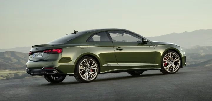 Perfil lateral del Audi A5 con diseño aerodinámico y líneas elegantes.