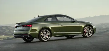 Perfil lateral del Audi A5 con diseño aerodinámico y líneas elegantes.