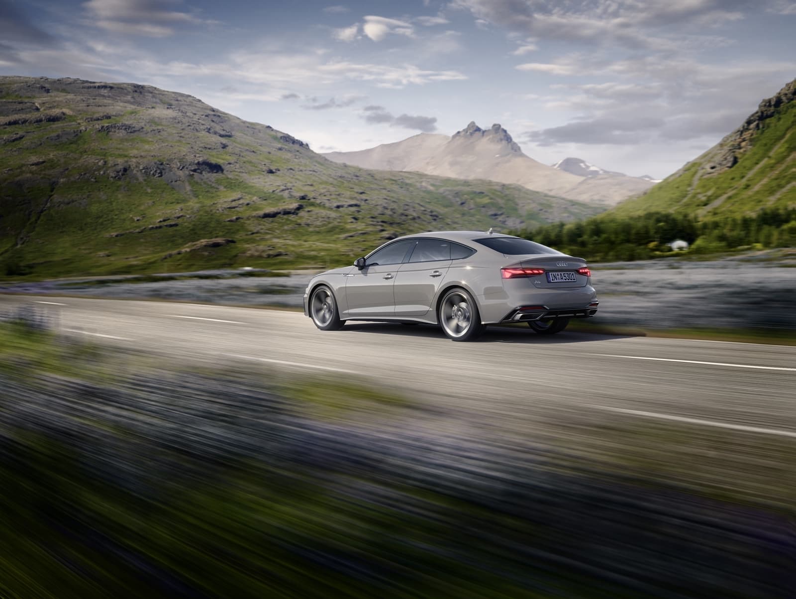 Audi A5 Sportback en movimiento mostrando su diseño lateral y dinámico.
