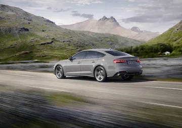 Vista dinámica lateral del Audi A5 Sportback en carretera de montaña