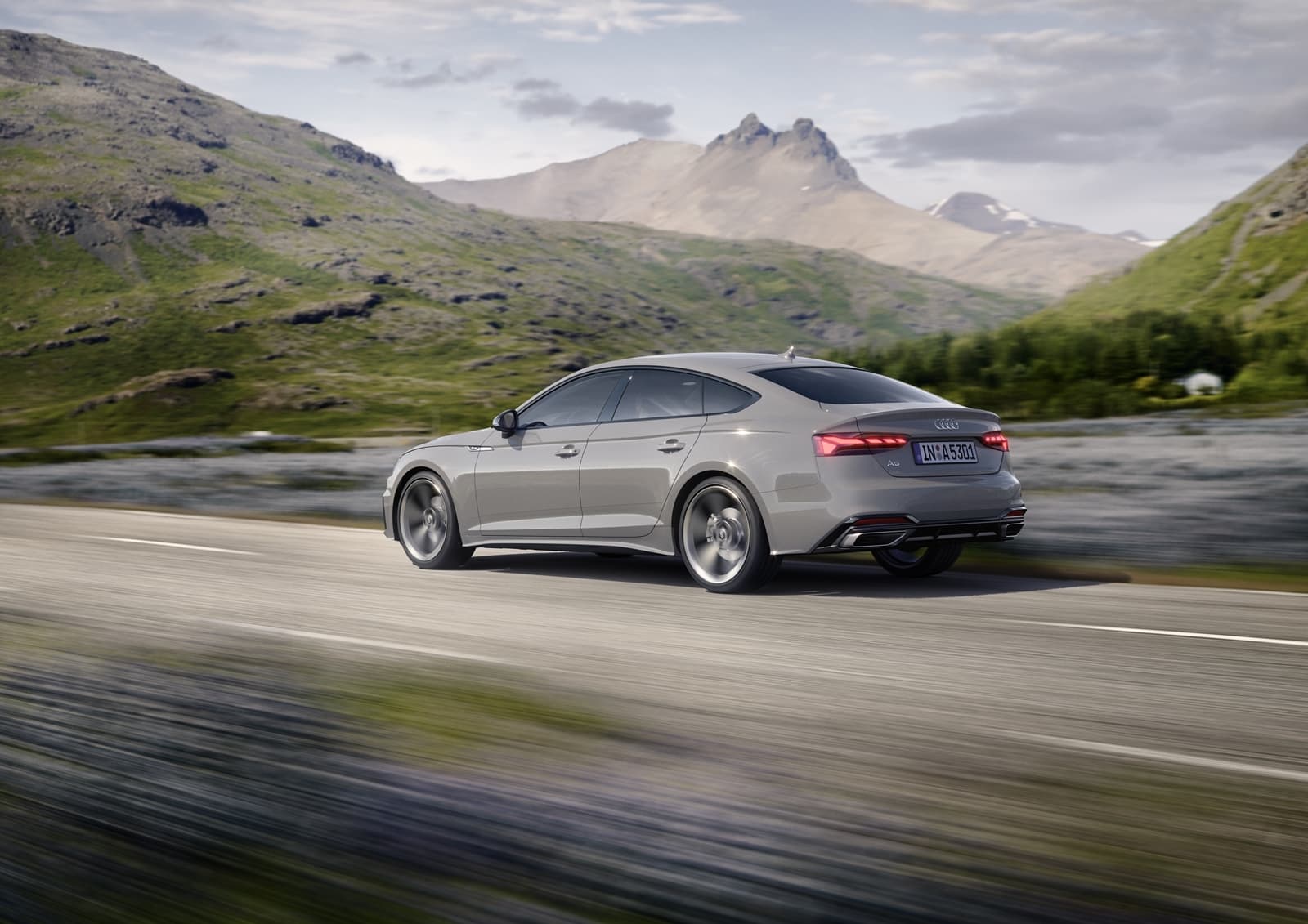 Vista dinámica lateral del Audi A5 Sportback en carretera de montaña