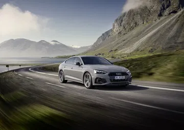 Vista dinámica del Audi A5 Sportback mostrando su perfil lateral elegante.