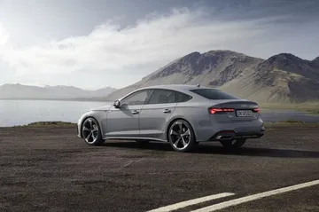 Vista lateral del Audi A5 Sportback que muestra su elegante línea.