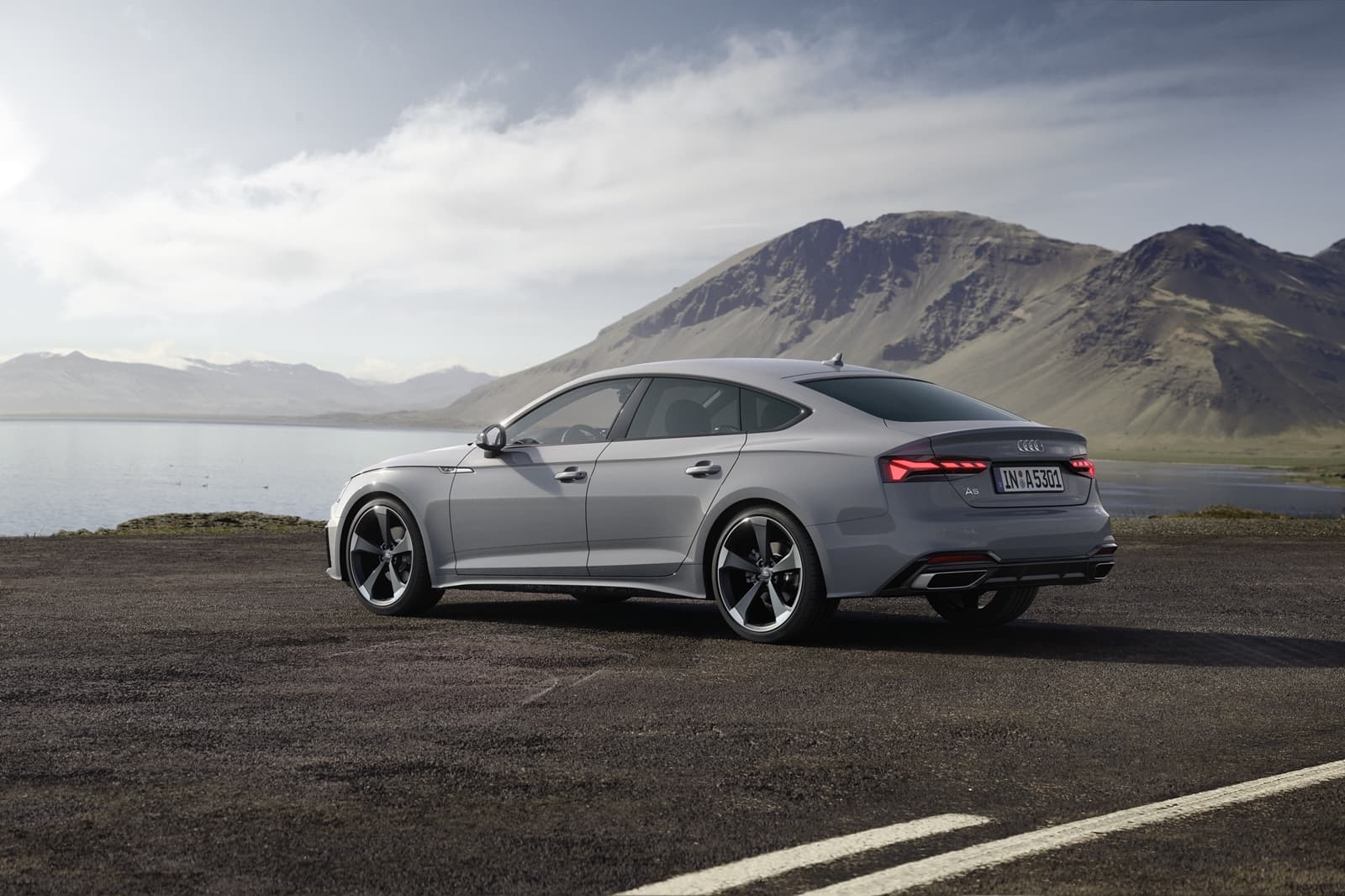 Vista lateral del Audi A5 Sportback que muestra su elegante línea.