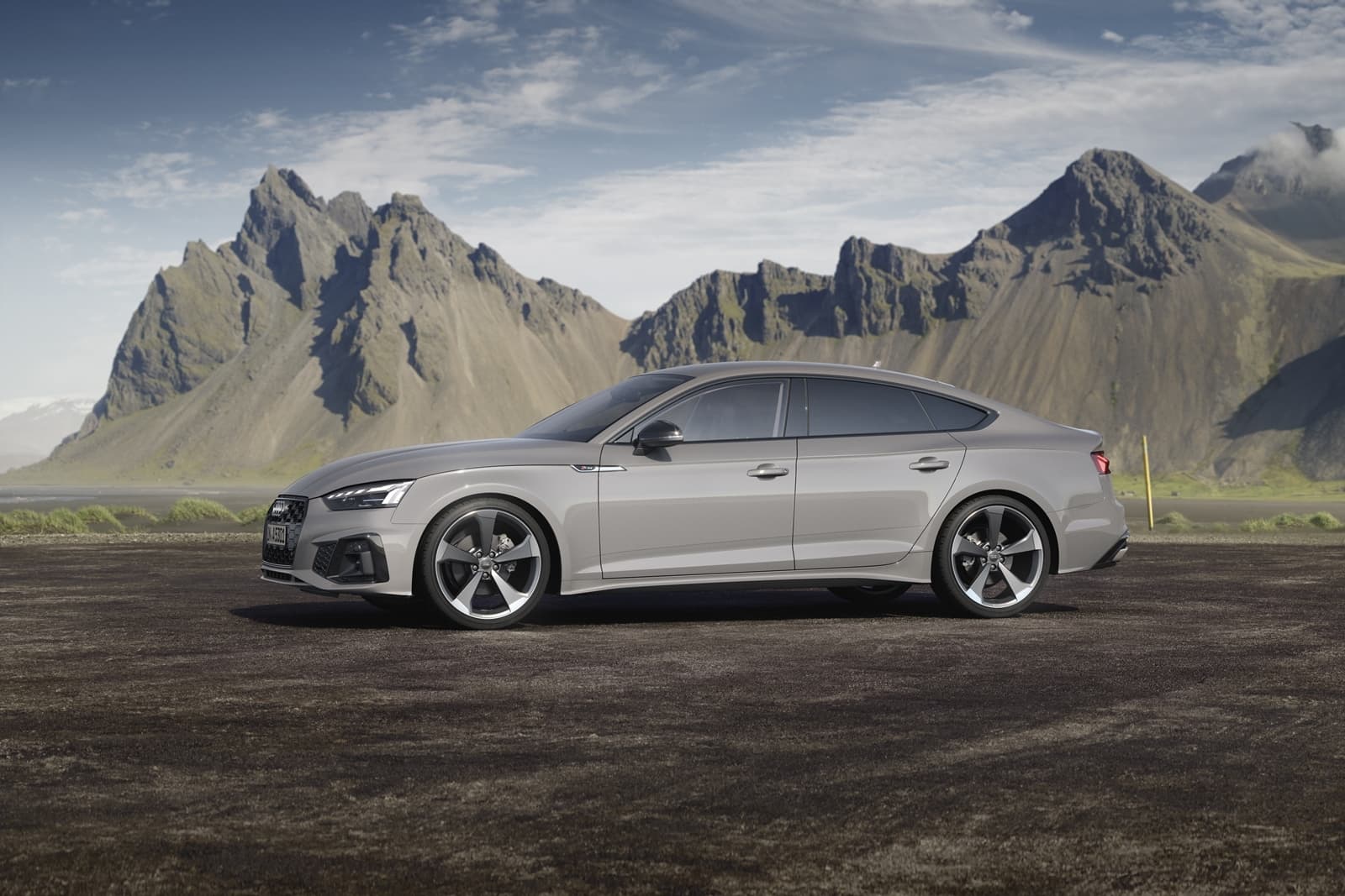 Vista lateral del Audi A5 Sportback mostrando su línea dinámica y aerodinámica.