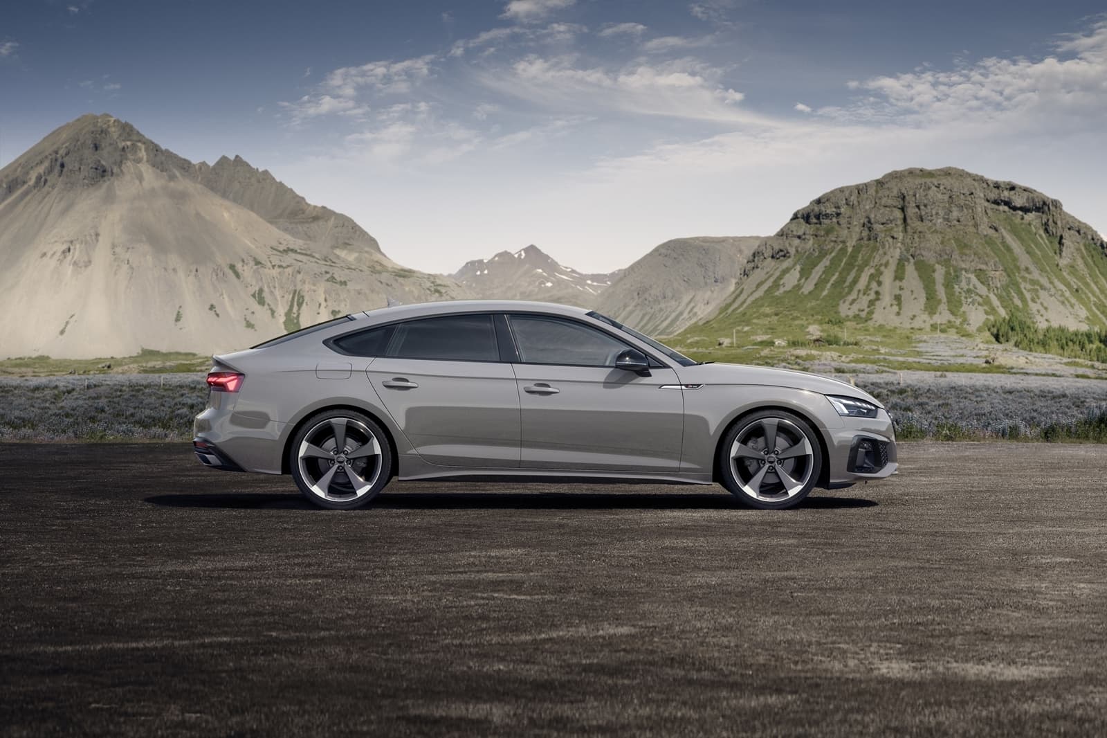 Vista lateral del Audi A5 Sportback revelando su dinámica silueta coupé.
