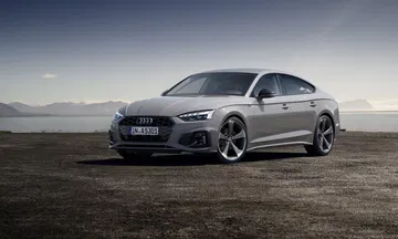 Vista angulada del Audi A5 Sportback resaltando su diseño aerodinámico.