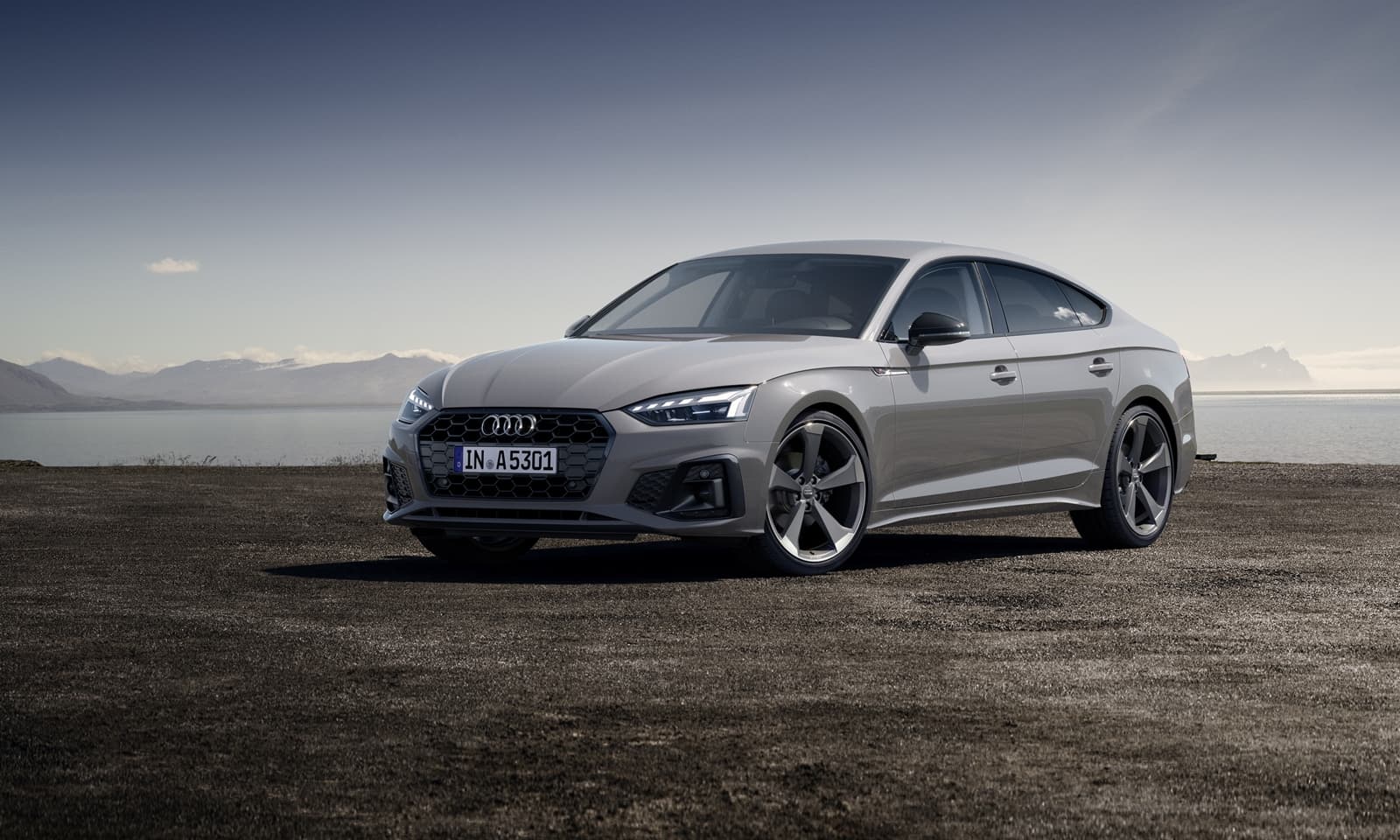 Vista angulada del Audi A5 Sportback resaltando su diseño aerodinámico.