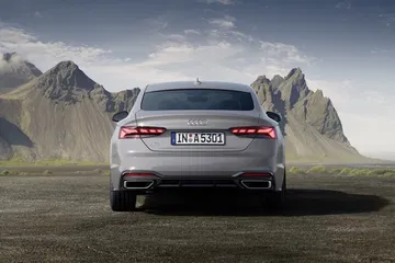 Vista trasera del Audi A5 Sportback destacando sus líneas elegantes y grupo óptico.