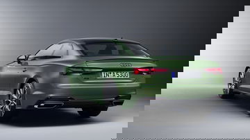 Vista trasera y lateral del Audi A5 en color verde.