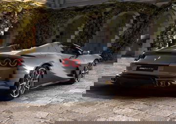 Vista trasera y lateral del Ferrari 812 GTS, resaltando su elegante diseño.