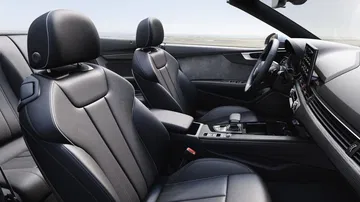 Alta calidad y diseño ergonómico definen el interior lateral del Audi A5 Cabriolet.