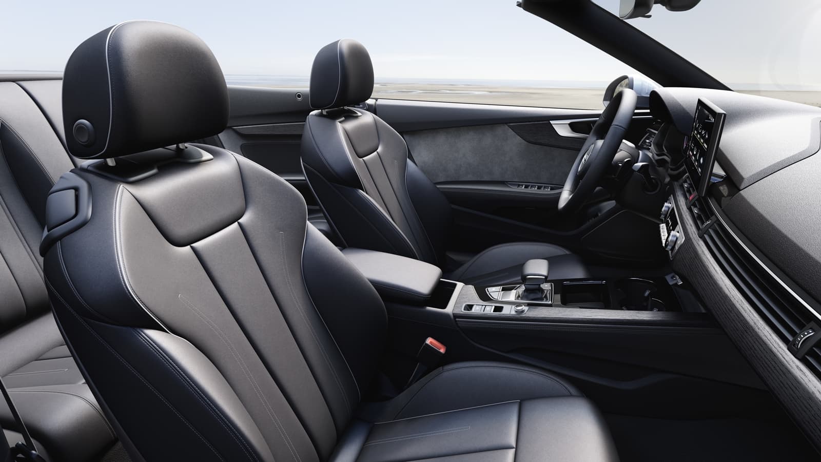 Alta calidad y diseño ergonómico definen el interior lateral del Audi A5 Cabriolet.