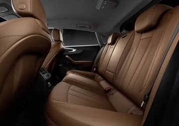 Vista lateral de los asientos de piel marrón del Audi A5 Sportback.