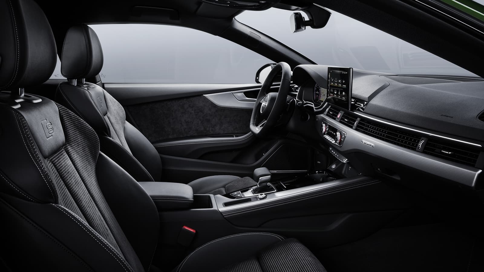 Vista lateral del habitáculo que realza la elegancia y deportividad del Audi A5 Coupé.
