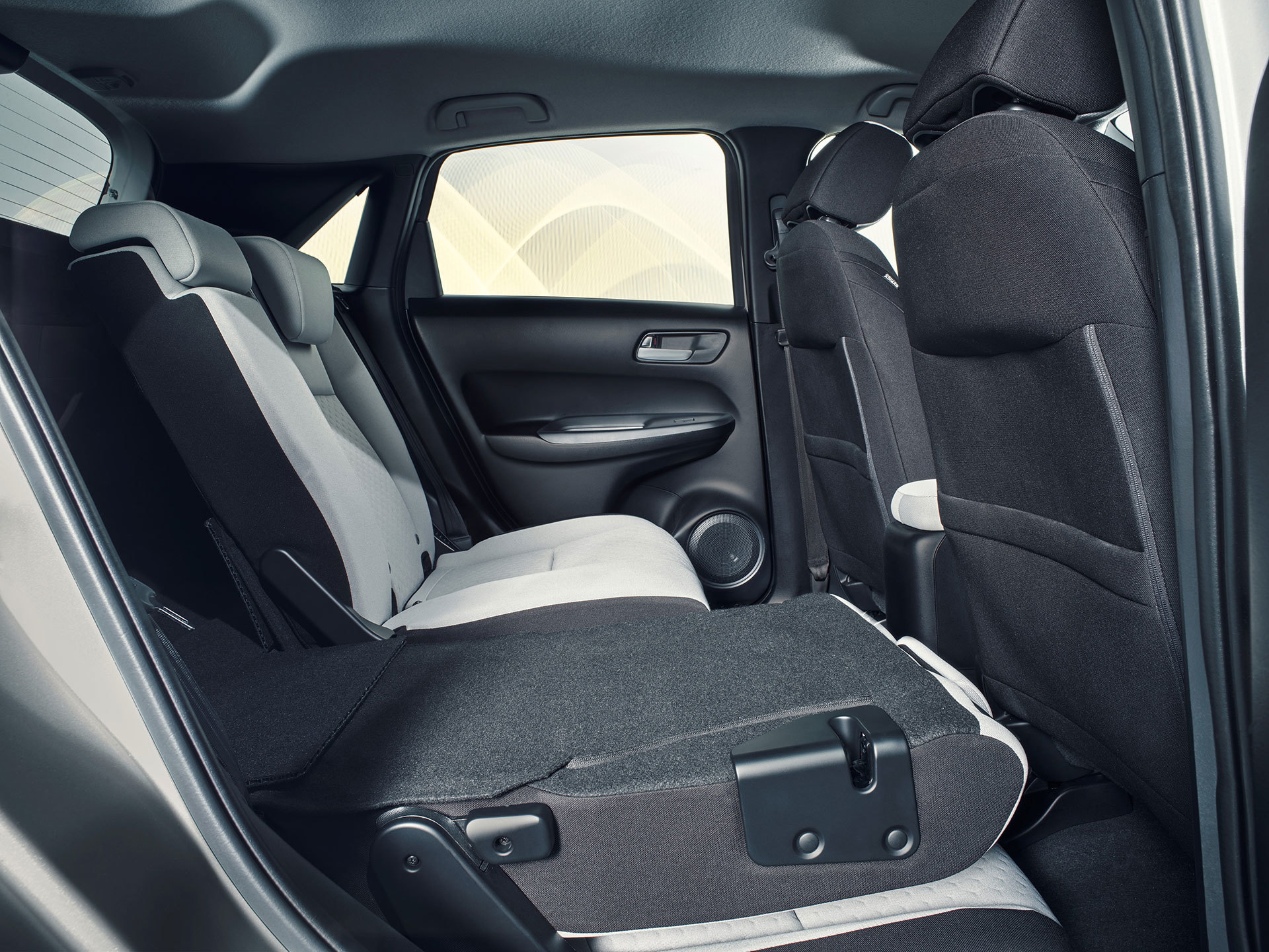 Vista de la configuración de asientos traseros del Honda Jazz, destacando su modularidad.