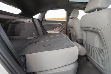 Asientos traseros abatibles del Audi Q3 Sportback, vista lateral.