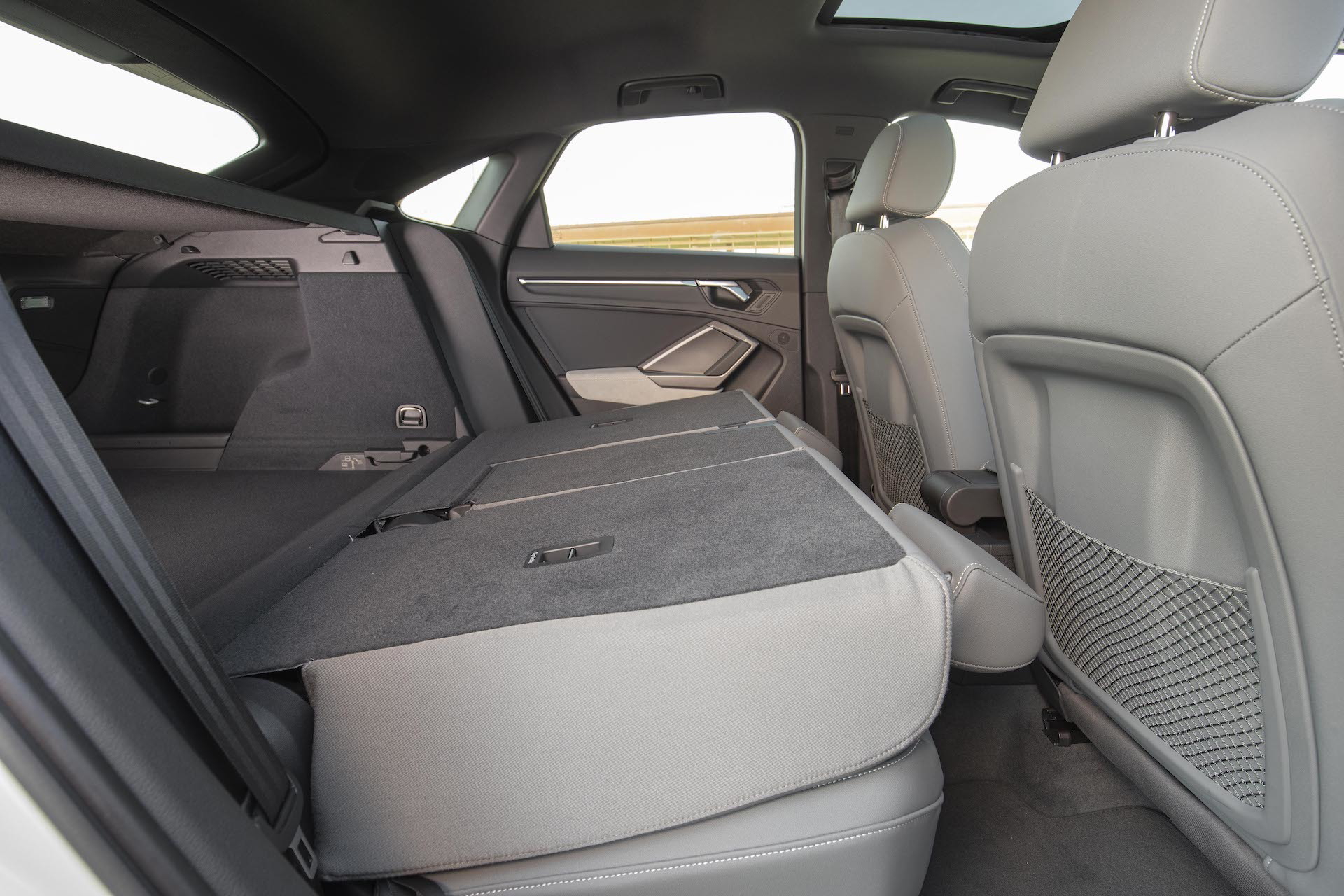 Asientos traseros abatibles del Audi Q3 Sportback, vista lateral.