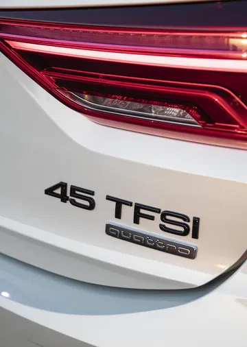 Detalle distintivo 45 TFSI en la parte trasera del Audi Q3 Sportback.