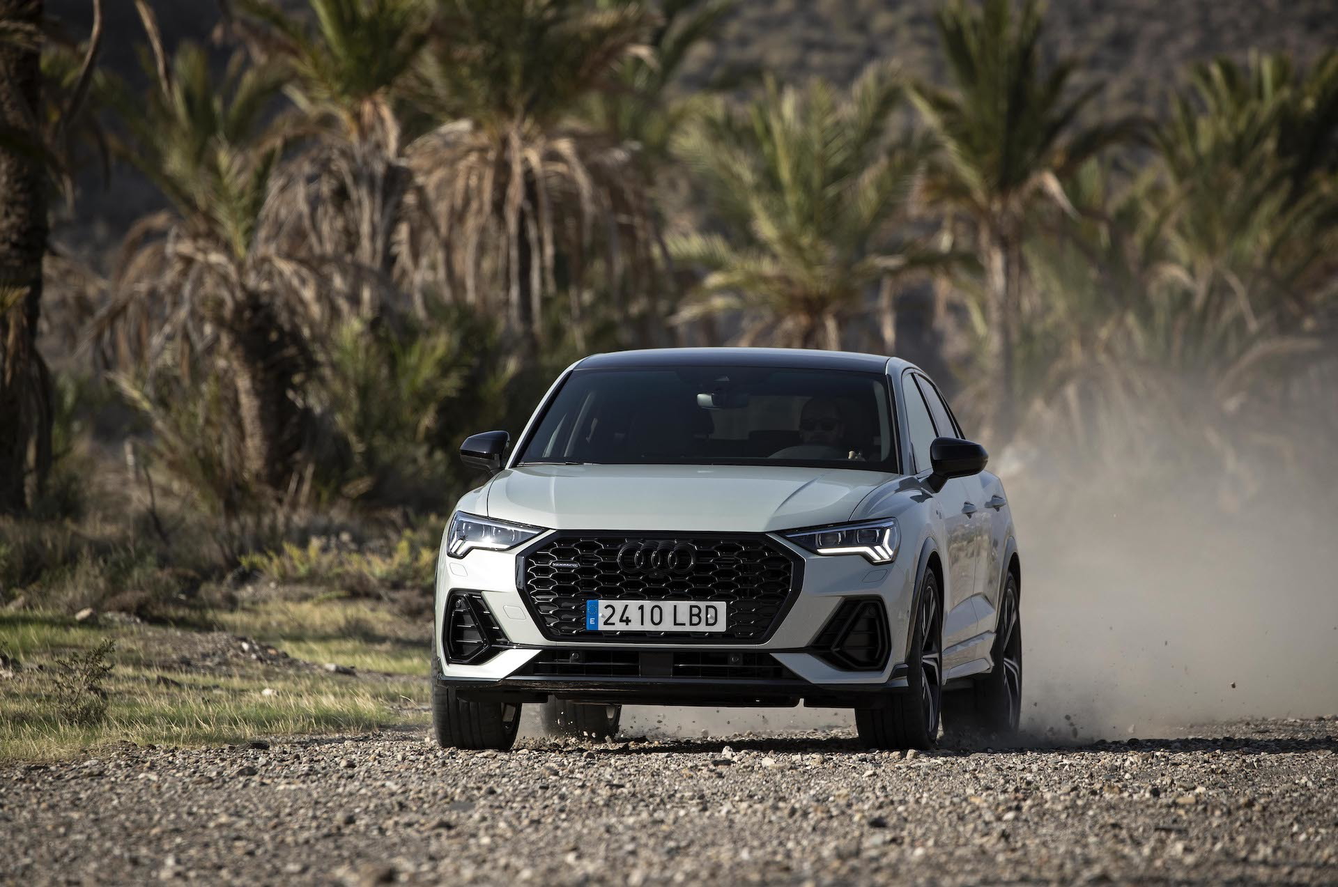 Vista dinámica del Audi Q3 Sportback mostrando su diseño delantero y lateral.