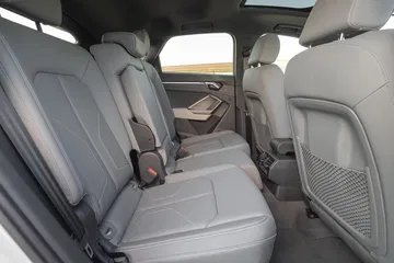Vista de los asientos traseros del Audi Q3 Sportback, amplios y confortables.