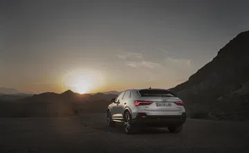 Contraluz del Audi Q3 Sportback revelando líneas elegantes y deportivas.