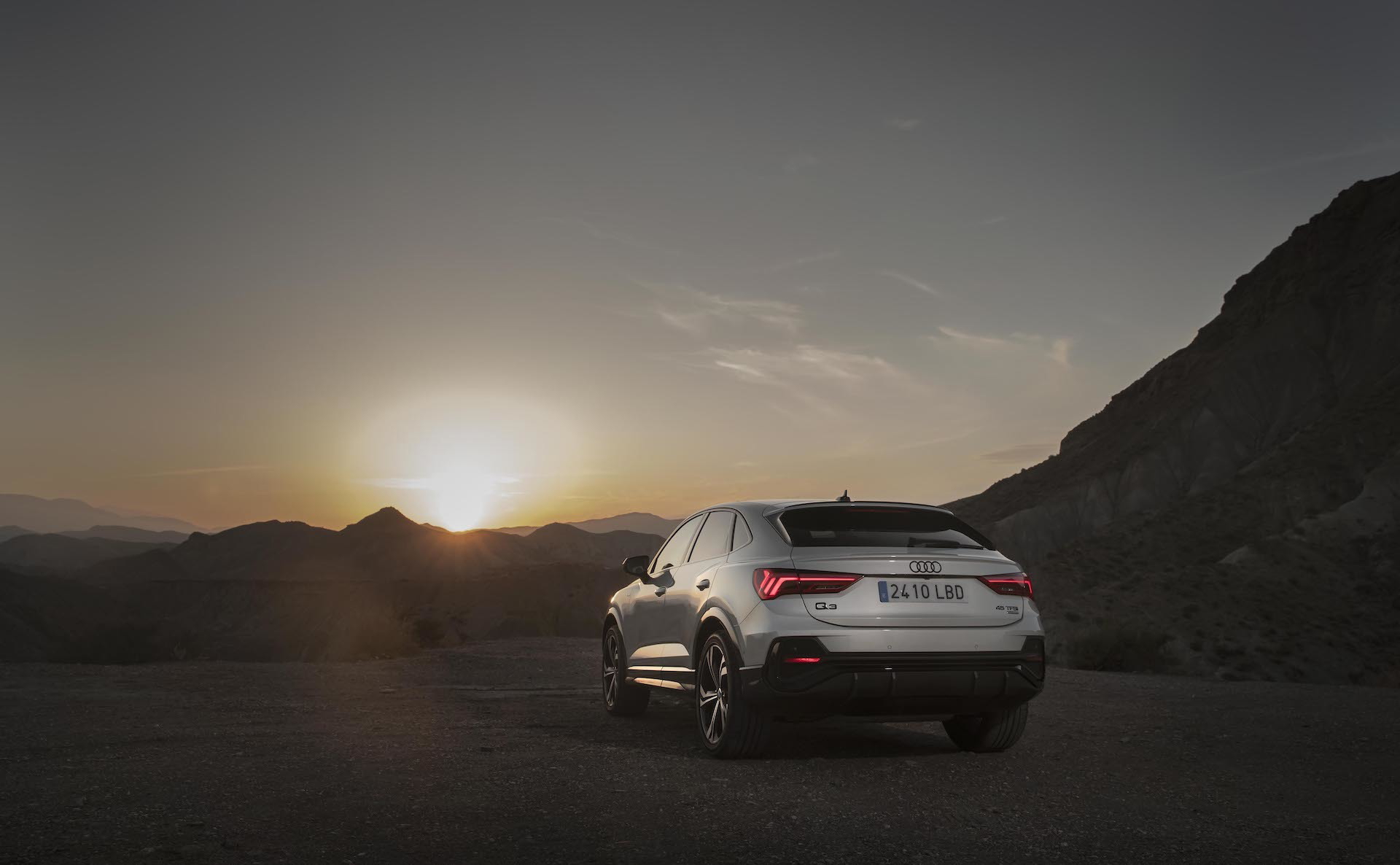 Contraluz del Audi Q3 Sportback revelando líneas elegantes y deportivas.