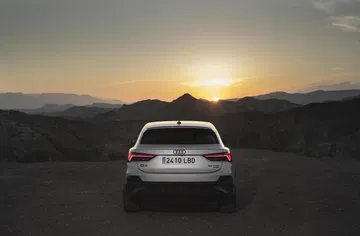 Vista trasera del Audi Q3 Sportback con puesta de sol de fondo