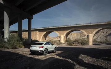 Vista trasera y lateral del Audi Q3 Sportback enfatizando su diseño y entorno.