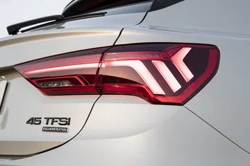 Vista cercana de la luz trasera del Audi Q3 Sportback, diseño moderno y distintivo.