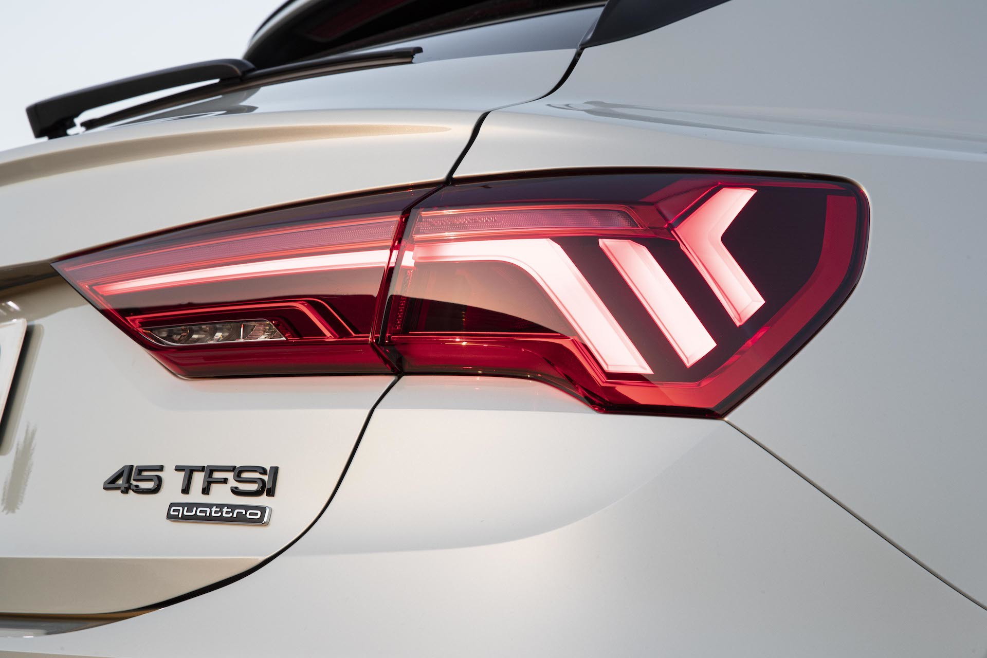 Vista cercana de la luz trasera del Audi Q3 Sportback, diseño moderno y distintivo.