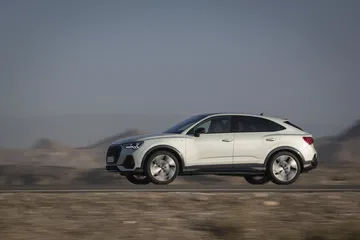 Vista dinámica del Audi Q3 Sportback mostrando su línea deportiva y elegante.